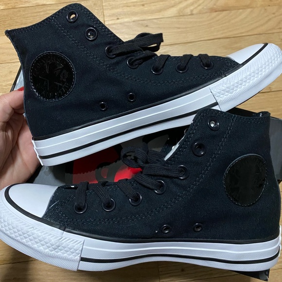 Hello Kitty Converse - Picture 8 of 9